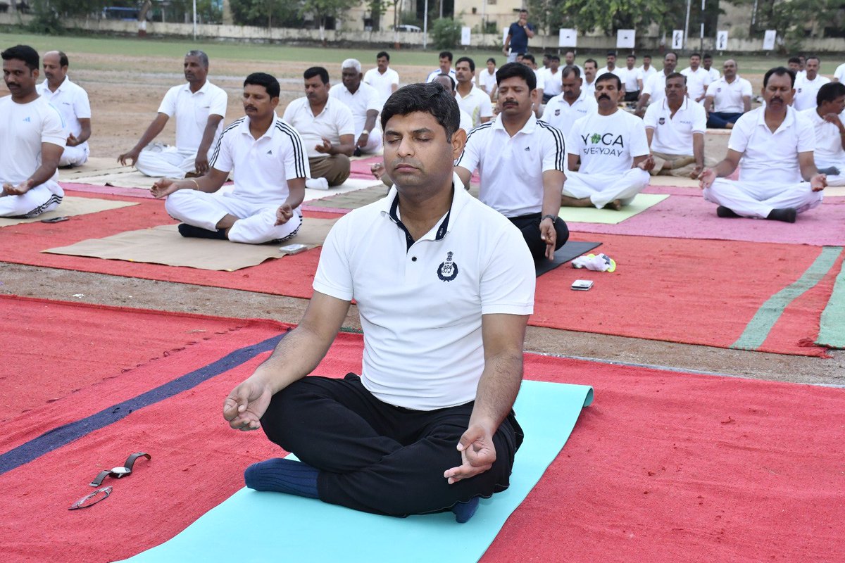 spsangareddy's tweet photo. 🧘‍♂️ అంతర్జాతీయ యోగా దినోత్సవం సందర్భంగా సంగారెడ్డి జిల్లా పరేడ్ గ్రౌండ్‌లో యోగా కార్యక్రమాలు

ఒత్తిడిని దూరం చేసి భావోద్వేగాలను నియంత్రిస్తూ శారీరకంగా, మానసికంగా దృఢంగా మార్చే దివ్యౌషధం యోగా. రోజూ యోగాభ్యాసం ద్వారా ఆరోగ్యంతో పాటు మానసిక ఉల్లాసం, ఏకాగ్రత పెంపొందుతాయి జిల్లా ఎస్పీ. https://t.co/SUOTE3rKhc