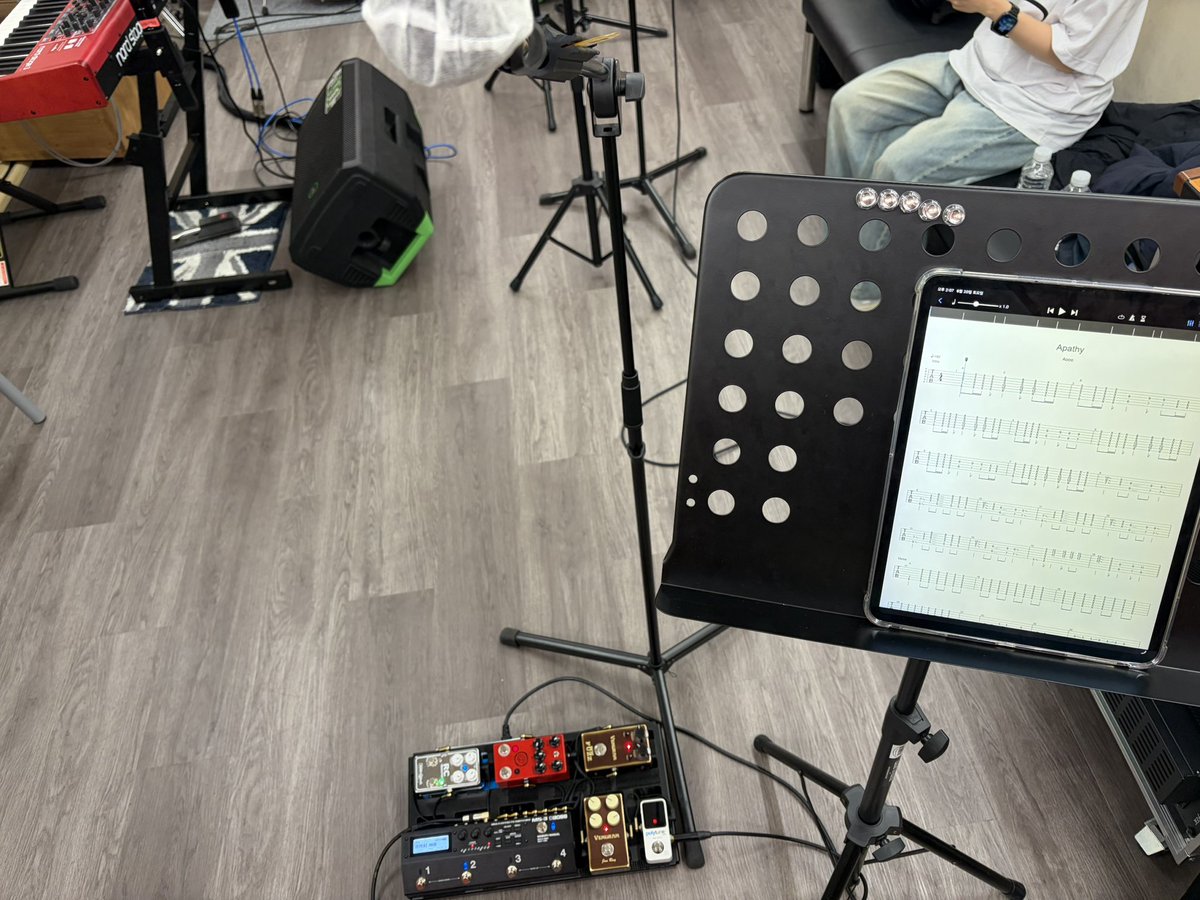 Gitori96's tweet photo. Aooo커버밴드 첫 합주를 했습니다

걱정했던것보단 잘 한것같아서 다행이네요

합주끝나고 나가는길에 어떤분이 밴드명이 뭐냐고 공연 보러외주신다고 하셔서 좋았습니다

그리고 스리이님의 QnA에 저희 질문이 맨처음으로 나와서 깜짝 놀랐네요

#Aooo #すりい https://t.co/B20jYUpzG2