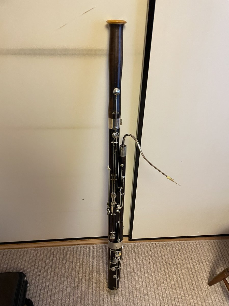 bassoon_taro's tweet photo. 長いこと探していたブラームスの時代のファゴット。イギリスの中古楽器店が破格の値段で売りに出していたものを手に入れた。（まあこれを演奏可能な状態にするのがヒストリカルファゴット奏者の仕事の8割くらいなんだけど） https://t.co/DRw6CMDX5F