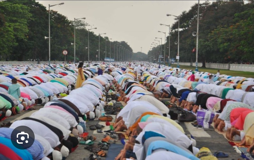 RShivshankar's tweet photo. RED ROAD. THEN AND NOW. A PRAYER MAT ACCOMMODATES A FAITH. A YOGA MAT ACCOMODATES A NATION.
Till a few months ago the Red Road in Kolkata would routinely turn into a giant metaphorical prayer mat. Blocked for hours because the state was performing a sashtanga pranam at the altar of appeasement. Today, that same state has placed the guiding light of Yoga on the mat. This isn't about Hindu and Muslim. This is about breathing in equity, inclusiveness. A prayer mat belongs to only those who pray upon it. A yoga mat has place for any posture willing to step on it.