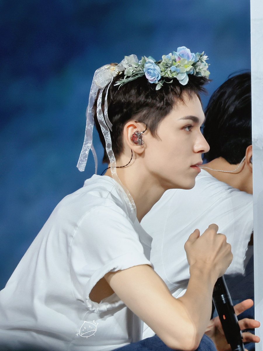 _chwenotchew218's tweet photo. 아 꽃과 버논 🌸🌺🌼 아름답다,,,
그와중에 까시 팔뚝 🥲🥲🥲
https://t.co/uAWz8GJmi9 https://t.co/yhicPFzqJB