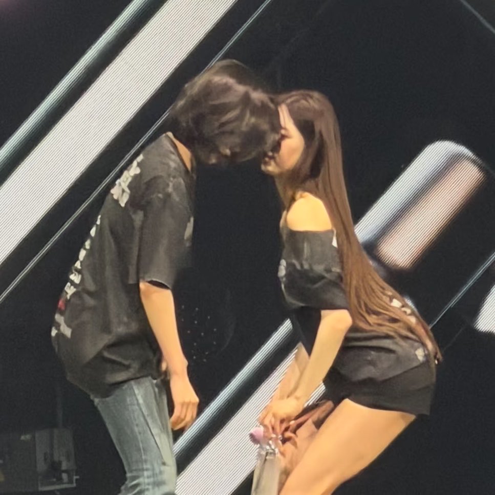ksapphicz's tweet photo. Ryujin and Yuna (ITZY) https://t.co/5OqkOzQiGT