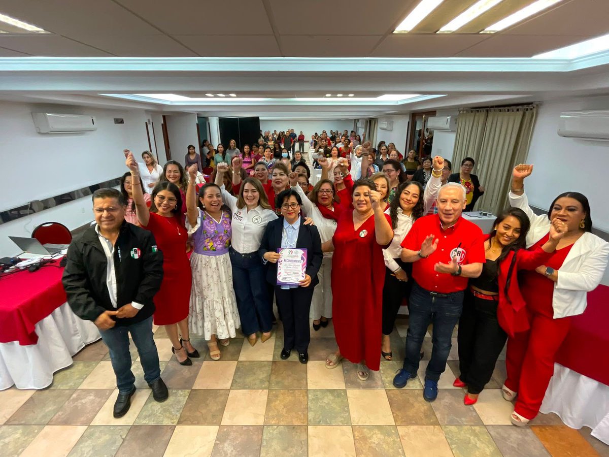 OnmpriNacional's tweet photo. Unidas y más fuertes que nunca! 
Con la participación de la Dip. @arianarejonlara , Pdta. del ONMPRI Nacional, junto a la dirigencia de @PRIOaxaca_ con @CarmelitaRicdzV y  @aracelimaldond, se llevó a cabo un gran encuentro de capacitación y unidad. ¡El liderazgo femenino avanza! https://t.co/KMOzjOnkLS