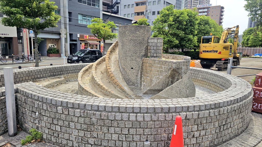 ken_ta_rou's tweet photo. 梅田スカイビル南側の道路拡幅工事に伴い、新梅田シティを囲む水景の始点となっていたオブジェも解体されました。 https://t.co/BWHzuVr4EF