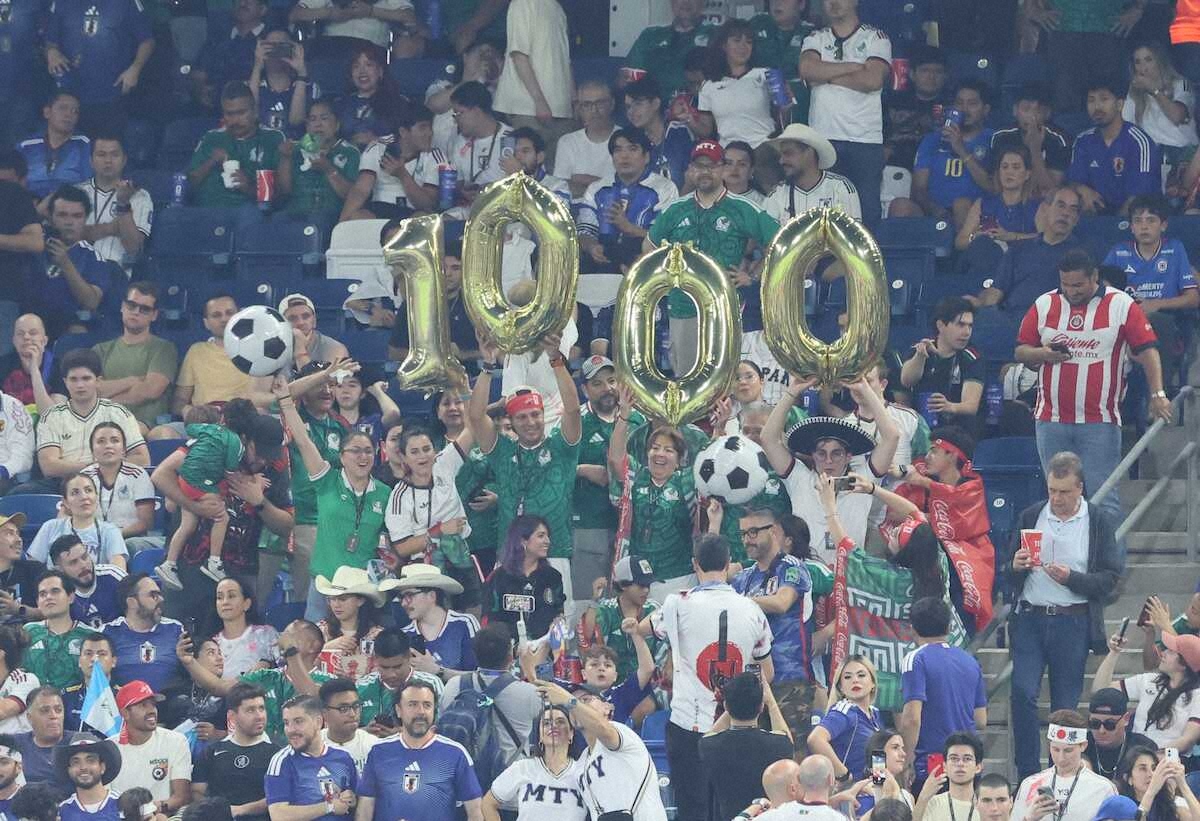 livedoornews's tweet photo. 【北中米W杯】日本―チュニジア、W杯史上通算1000試合目！ 審判の特別ユニ着用
https://t.co/cFpl0E0pWP

この記念すべき出来事を祝して、FIFAは審判員のために特別なユニホームをデザイン。蛍光オレンジ色のシャツの左袖には「Match 1000」と刻まれた金色のバッジが付いている。 https://t.co/xznRmm0ASL