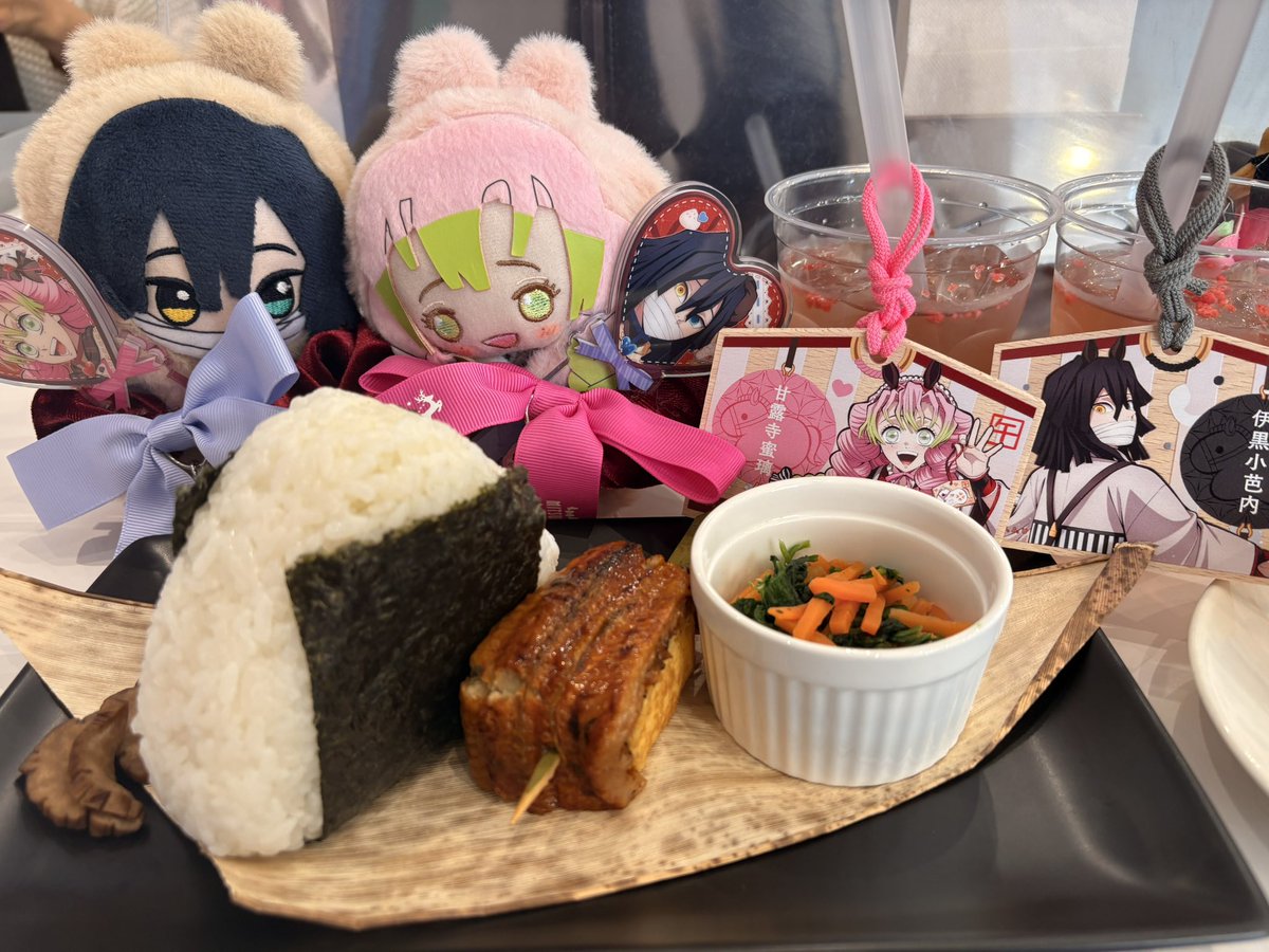 maoroserabbit's tweet photo. カフェ行けたので蜜璃ちゃんのお誕生日お祝いできました😊
それにしても、おにぎり🍙大きすぎん？(笑) https://t.co/EK1fneQnDw