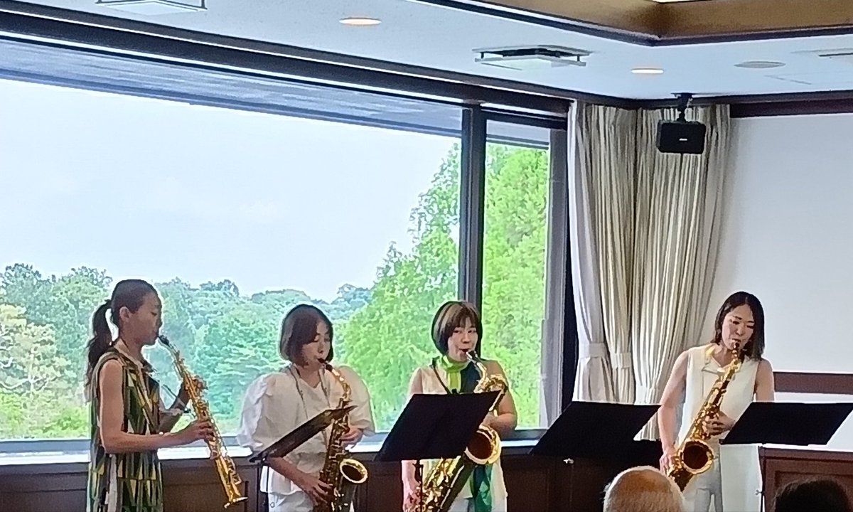 ongeikyo's tweet photo. 第46回茨木カンツリー倶楽部ミニコンサート〜Sax on the Green〜サキソフォンカルテット・コパン
息の合った温かいハーモニーの楽しい演奏にお客様は大喝采！ https://t.co/pObZgiwnHu