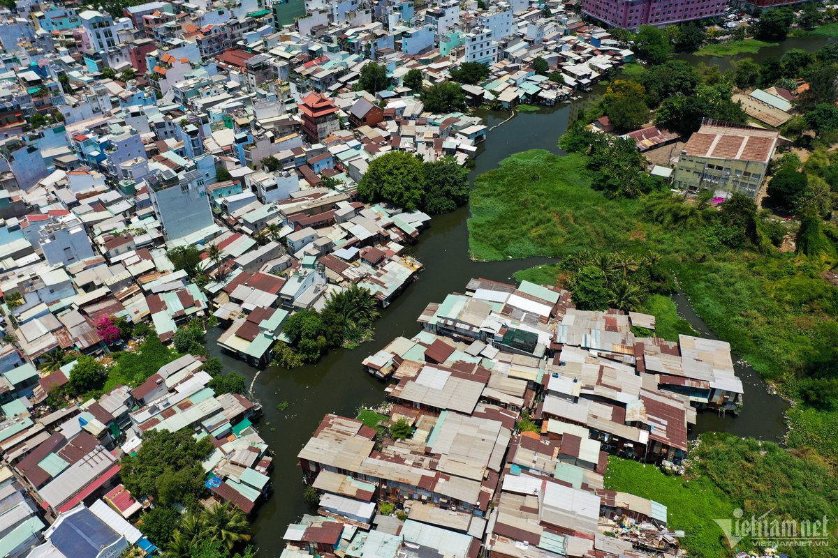 VyomShakti75's tweet photo. Ok 👌 
Slums and poverty exist in Vietnam as well. 
If we start showing only a handful of locations then India will start looking better than the USA/Europe 🤣 https://t.co/tiKFzBigql