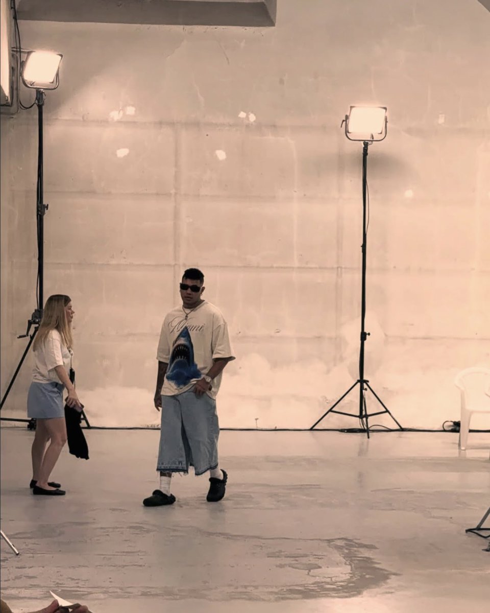Bozamusica's tweet photo. Yo solamente caminé, no me pregunten cómo lo hice pero lo hice 🤣🤣 

#GARCIAS #MFW https://t.co/PxYsSTL8DG