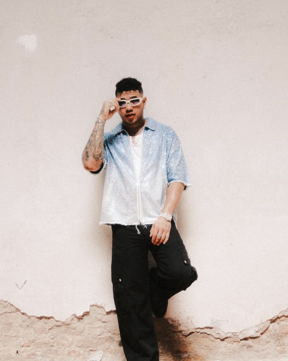 Bozamusica's tweet photo. Yo solamente caminé, no me pregunten cómo lo hice pero lo hice 🤣🤣 

#GARCIAS #MFW https://t.co/PxYsSTL8DG