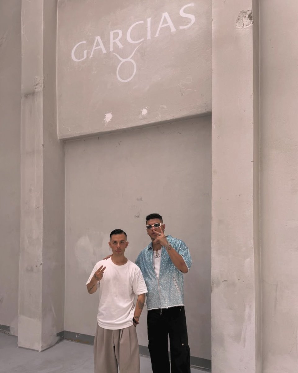 Bozamusica's tweet photo. Yo solamente caminé, no me pregunten cómo lo hice pero lo hice 🤣🤣 

#GARCIAS #MFW https://t.co/PxYsSTL8DG