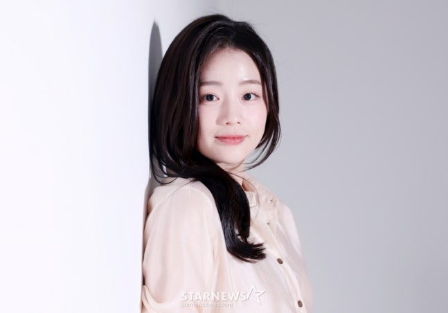 melloviciousiu's tweet photo. Chae Seo An mentioned IU during her round interview today.

“She’s still as warm as ever. I gave her a bookmark for her birthday, and she said, ‘I haven’t done anything for you, so why do you keep giving me things?’ But she has done so much for me. She’s given me something incredibly big. We got to work together, and I received so much love because of it. I was so grateful, and I told her that.”

“In Perfect Crown, we were family, so there was a very close and comfortable atmosphere on set. I think I'll remember that set for a long time. She also told me she'd invite me to her concert.”

Cha Seo An said, “I’ve had a connection with IU sunbaenim since When Life Gives You Tangerines. Back then too, we talked a lot while building scenes together, so meeting her again and acting face to face felt really strange in a good way. Even though the project and the time period were different, it strangely felt like I had been reborn.” (laugh)

She continued, “‘In Perfect Crown, there weren’t many scenes where I could take the lead, but IU sunbaenim still came up with a lot of ideas so I could stand out more and carefully matched the rhythm with me.” She added, “The hospital room scene stands out the most for me.”

Speaking about reuniting with IU, Chae Seo An joked, "It had been about three years since filming When Life Gives You Tangerines ended before I saw her again, so it was nice to meet her once more on the sofa."

She continued, "Sunbaenim (IU) is still as warm as ever, and she still brings such positive energy to the set. What I want to take after about her is the energy she brings to work on set. Her energy on stage is incredible as well, isn’t it? It’s on a completely different level from mine. Seeing her again after When Life Gives You Tangerines felt like being reincarnated. We didn’t talk much, but I could feel the gratitude and happiness of seeing each other again through our eyes."

Previously, IU had spoken about Cha Seo An in an interview, praising her by saying, “I think she’ll be loved a lot more and more in the future,” also referring to her as her “IU pick,” showing her affection. In response, Cha Seo An said, “I was really grateful, and it made me want to work even harder. I’m someone who is never fully satisfied with my own skills, so when I hear things like that, it just makes me think I still have a lot to improve and I should do better.”

source:
https://t.co/YnBoOuhltH
https://t.co/TeL2LbNxBe
https://t.co/ktgQqoATkm
https://t.co/XT5ZJuustC
