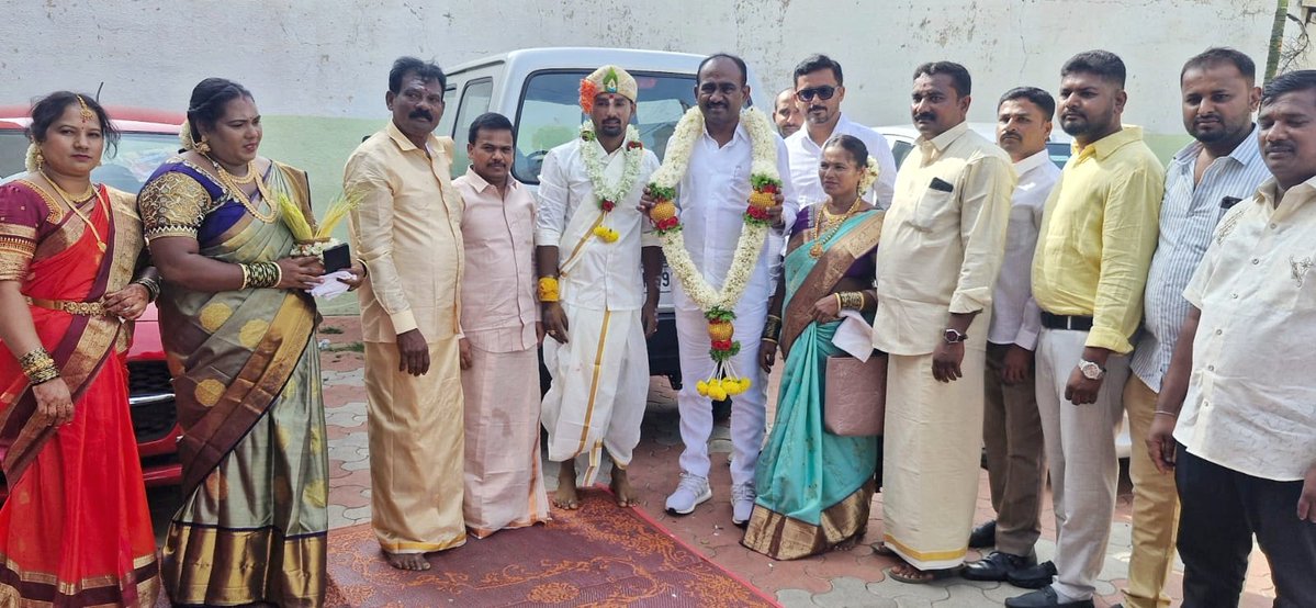 amanjunath_mla's tweet photo. ರಾಮನಗರ ಜಾಲಮಂಗಲ ರಸ್ತೆ ಹೊನ್ನಮ್ಮ ಕಲ್ಯಾಣ ಮಂಟಪದಲ್ಲಿ ಬಿಡದಿ ಹೋಬಳಿ ವೃಷ್ಪಬಾವತಿಪುರ ಗ್ರಾಮದ ಶ್ರೀ ಶಿವಣ್ಣ ರವರ ಕುಟುಂಬ ಚಿllರಾll ಜೋಳೂರಯ್ಯ ಮತ್ತು ಚಿllಸೌll ಚಿಕ್ಕಹೊನ್ನಮ್ಮ ರವರ ವಿವಾಹ ಮಹೋತ್ಸವ ಕಾರ್ಯಕ್ರಮಕ್ಕೆ ಭೇಟಿ ನೀಡಿ ನವ ವಧು-ವರನಿಗೆ ಶುಭ ಹಾರೈಸಲಾಯಿತು. https://t.co/JVQHvN8ude
