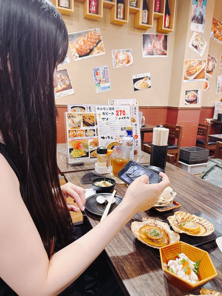 yuko38541682's tweet photo. ストロベリーソングオーケストラの灯のLIVEに行って叙々苑2連続で行き、今上野で飲んでからの、灯のLIVEに行く‼️ https://t.co/hQtCa8grAS