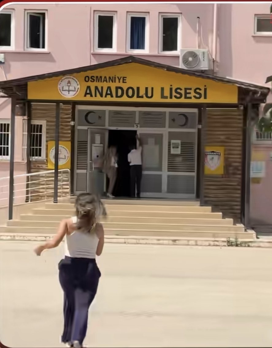 Darius4707's tweet photo. Şerefsize bak, kapı açık, kızın koşarak okula doğru geldiğini goruyor, kapıyı kapatıyor,ulan it,sen hangi hakla bir insanın emeğini yok ediyorsun, birkaç adım ya
#sınav https://t.co/zY902dkwzd