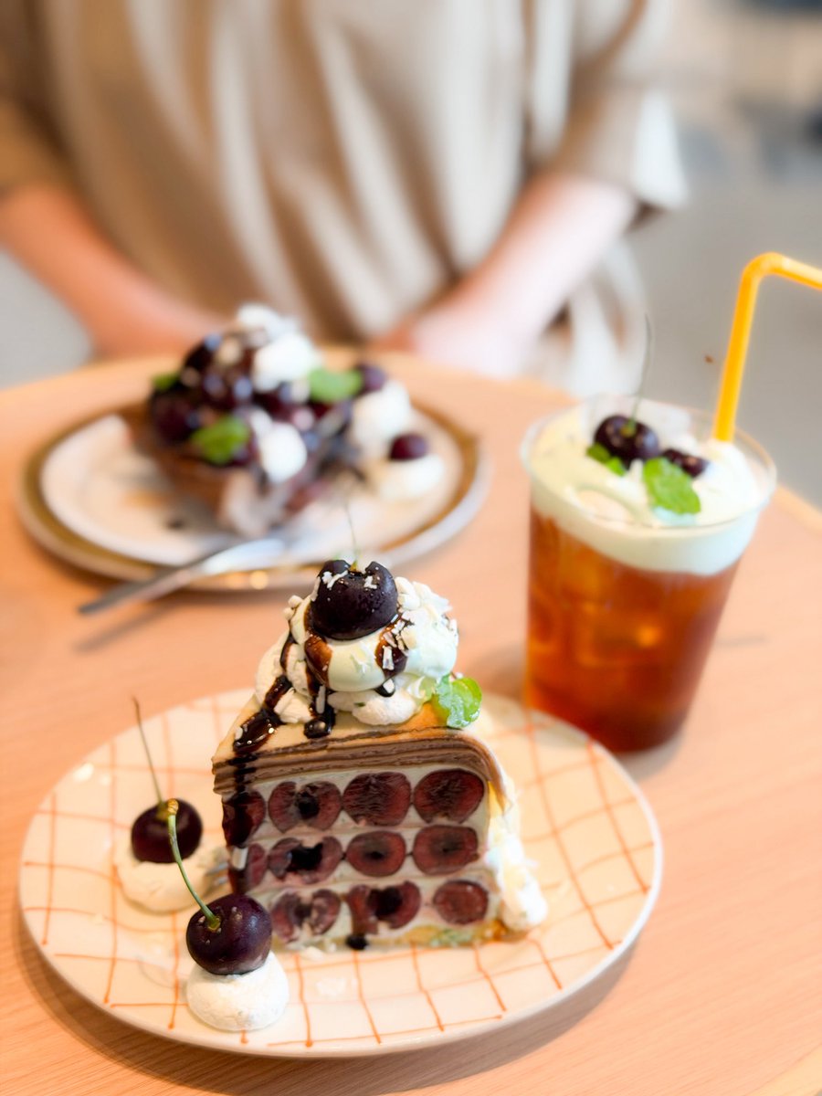 TSMM49's tweet photo. HERE！のチョコミントミルクレープ🩵
前回は上がチョコクリームだったけど今回は念願のミントクリーム♪
フレッシュなミントクリームがとっても美味しくて、終わるのが悲しい🥲 https://t.co/JYufS10DCS