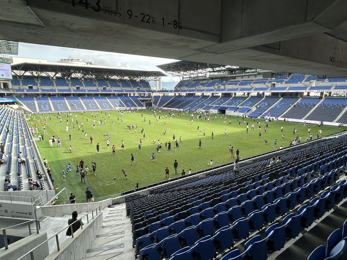 runner_ACE_'s tweet photo. W杯サッカー、🇯🇵の勝利を見届けてからラン💨
いつもの感じで✨
ピーススタジアムでは、芝の張り替え前の一般公開をしてました🏟️
各々がボール持って来て好きなことして🎶
昼休みの小学校の校庭を思い出しました😊
今日もお疲れ様でした🍺 https://t.co/DoBvwAqToW