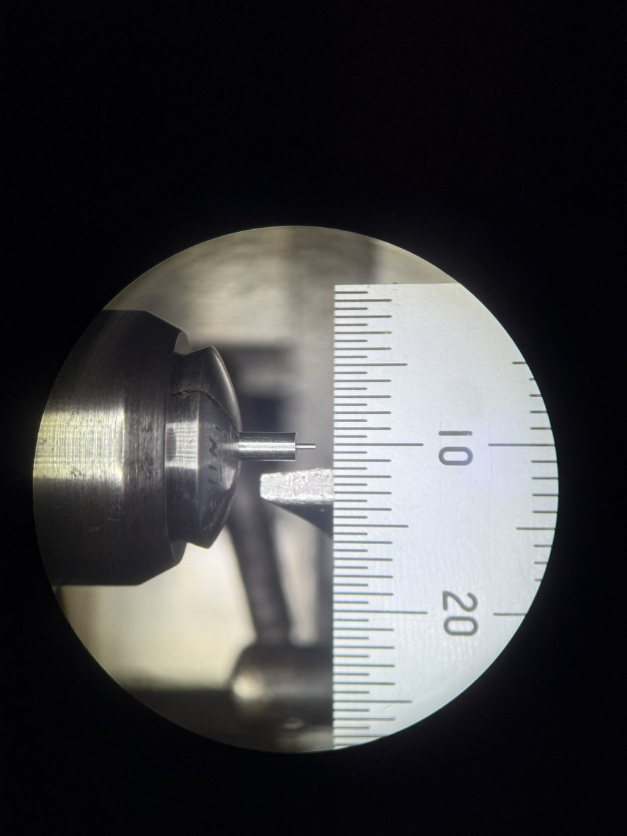 clockmaking's tweet photo. 【小さな旋盤】 #旋盤 

時計旋盤というものをご存知でしょうか？
実用的な旋盤の中では一番小さいものだと思います。

これは時計師が使う旋盤で、非常に小さな軸部品などを作るための特殊な旋盤です。

動力は基本的に市販のミシン用モーター
材料を噛むのは胴径わずか8mmの小さなコレットチャック https://t.co/cspKEgKXqb