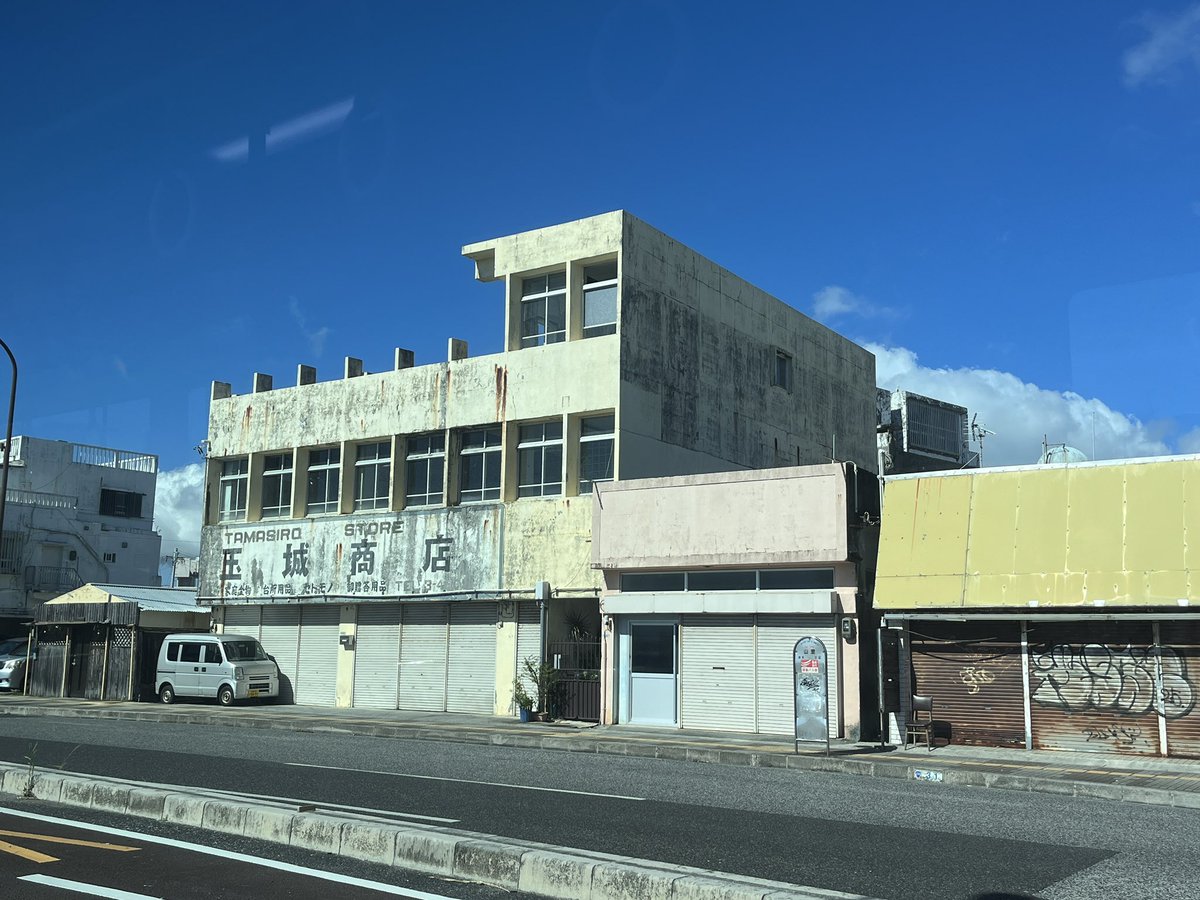 yuyakeapartment's tweet photo. 波止場書房さんでの「沖縄まちかど本屋さんの読める写真展」はさきほど終了しました！足を運んでくださったみなさま、気に留めてくださったみなさま、ありがとうございました✨

在廊中に名護や北谷から来てくださった方ともお会いできてよかったです！ほおづりタイムスもお持ち帰りいただきました🙌 https://t.co/1Eu2XpsjIe
