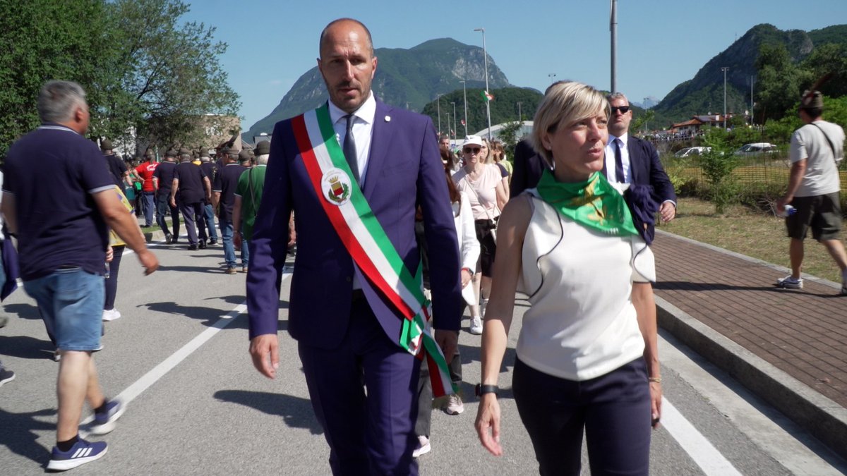 regioneFVGit's tweet photo. "Migliaia di #Alpini sono tornati a #Gemona per un appuntamento che parla di storia, amicizia e gratitudine. Nel cinquantenario del terremoto, il #Friuli ricorda chi contribuì alla sua rinascita". Così l'assessore di #RegioneFVG @barbara_zilli 👉https://t.co/M009J4bRrF https://t.co/SDRrKpoXhs