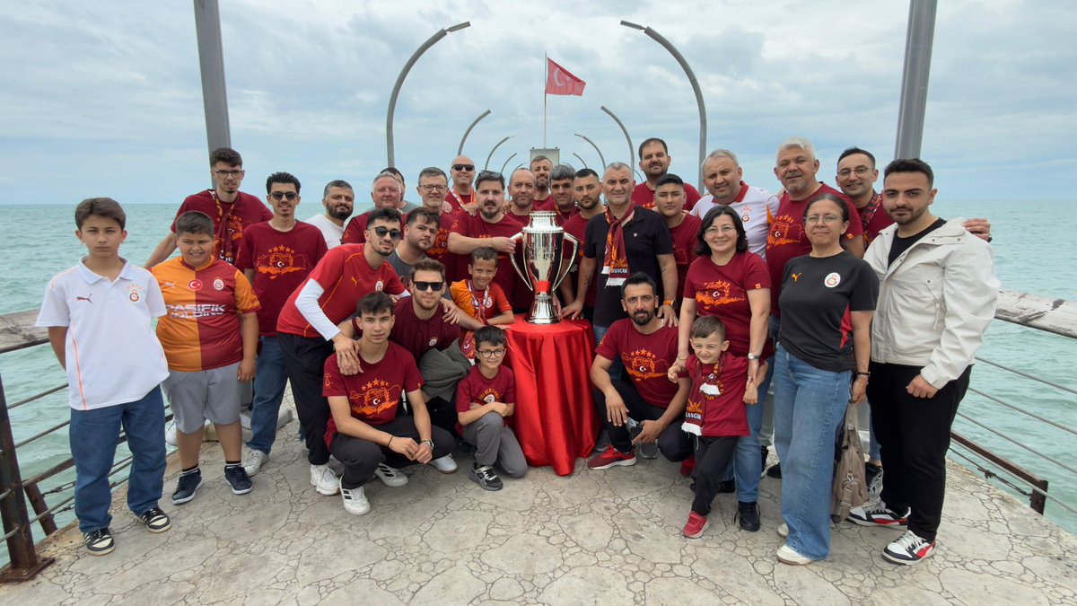 uAbulancak's tweet photo. 26. Şampiyonluğun gururunu taşıyan kupamızla birlikte Bulancak İskelesi’nde bir araya geldik. 🏆

#uAYurtiçi #uABulancak #ultrAslanLiseBulancak https://t.co/r9LI2FdooP