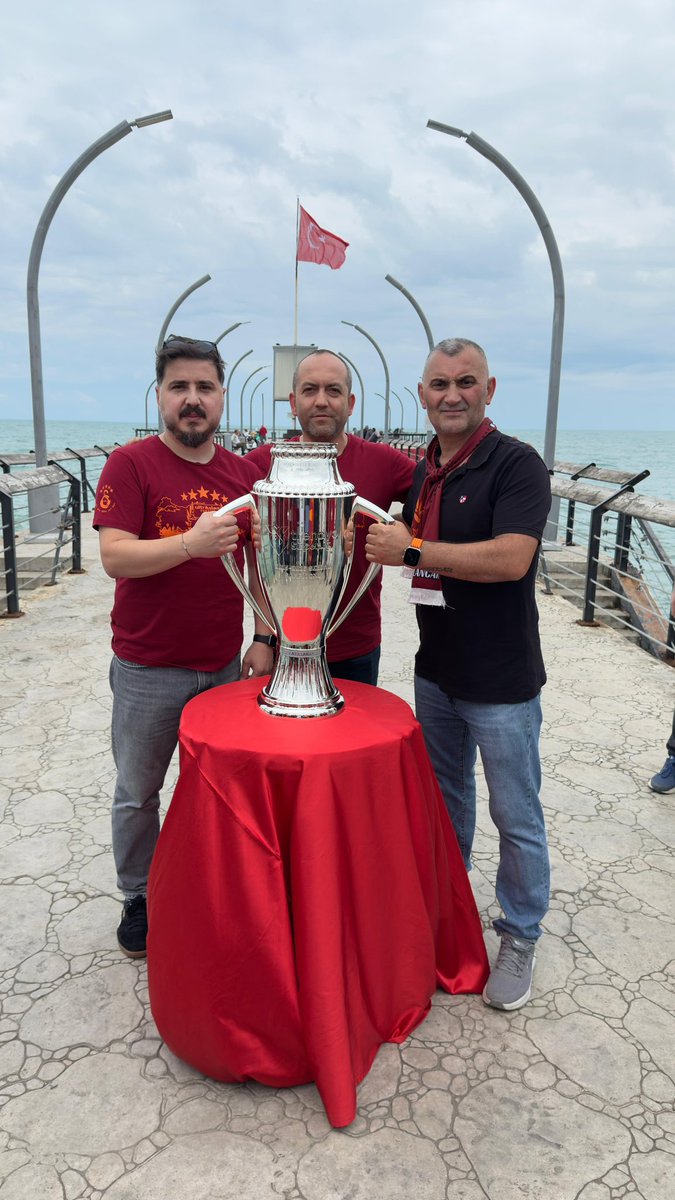 uAbulancak's tweet photo. 26. Şampiyonluğun gururunu taşıyan kupamızla birlikte Bulancak İskelesi’nde bir araya geldik. 🏆

#uAYurtiçi #uABulancak #ultrAslanLiseBulancak https://t.co/r9LI2FdooP