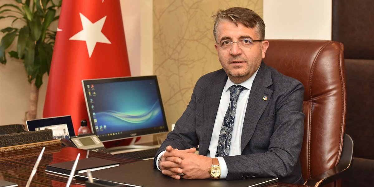ajanss53's tweet photo. Ahmet Arif Mete, Rize Ticaret ve Sanayi Odası Başkanlığına Adaylığını Resmen Açıkladı !..
Rize Ticaret ve Sanayi Odası Meclis Başkanı Ahmet Arif Mete, önümüzdeki dönemde gerçekleştirilecek olan meslek komitesi ve organ seçimlerinde Rize Ticaret ve Sanayi Odası Yönetim Kurulu Başkanlığına aday olduğunu duyurdu.
Adaylık kararına ilişkin yazılı bir açıklama yapan Ahmet Arif Mete, bu kararı tek başına değil, Rize iş dünyasının ortak aklı ve talepleri doğrultusunda aldığını vurguladı. Yıllardır oda bünyesinde farklı kademelerde görev alarak ciddi bir kurumsal hafıza ve tecrübe edindiğini belirten Mete, açıklamasında şu ifadelere yer verdi: "Yıllardır Rize iş dünyasının içerisinde yer alan, Ticaret ve Sanayi Odamızın çeşitli kademelerinde görev yapan bir isim olarak; üyelerimizin sorunlarını, beklentilerini ve şehrimizin ekonomik potansiyelini yakından takip etmekteyim. Önümüzdeki dönemde gerçekleştirilecek meslek komitesi ve organ seçimleri öncesinde, iş dünyamızın görüş ve talepleri doğrultusunda Rize Ticaret ve Sanayi Odası Yönetim Kurulu Başkanlığına aday olmaya karar vermiş bulunuyorum."
Sürecin henüz başında olduklarını ve bu açıklamanın bir niyet beyanı olduğunu ifade eden Mete, Rize ekonomisine vizyon katacak projelerin ve güçlü bir yönetim kadrosunun sinyallerini verdi. Önümüzdeki günlerde daha kapsamlı bir lansman yapacaklarını belirten başkan adayı Mete, "Önümüzdeki süreçte hedeflerimizi ve çalışma ekibimizi kamuoyuyla paylaşacağız. Bugün yaptığımız bu açıklama, adaylık kararımızın kamuoyuna duyurulması amacı taşımaktadır" dedi.
Açıklamasını sağduyu ve başarı temennileriyle sonlandıran Mete, "Adaylık sürecimizin Rize'mize, iş dünyamıza ve odamıza hayırlı olmasını temenni ediyor, tüm kamuoyuna saygılarımı sunuyorum" diyerek RTSO seçimlerinin centilmence ve şehre yakışır bir olgunlukta geçmesi dileğinde bulundu.