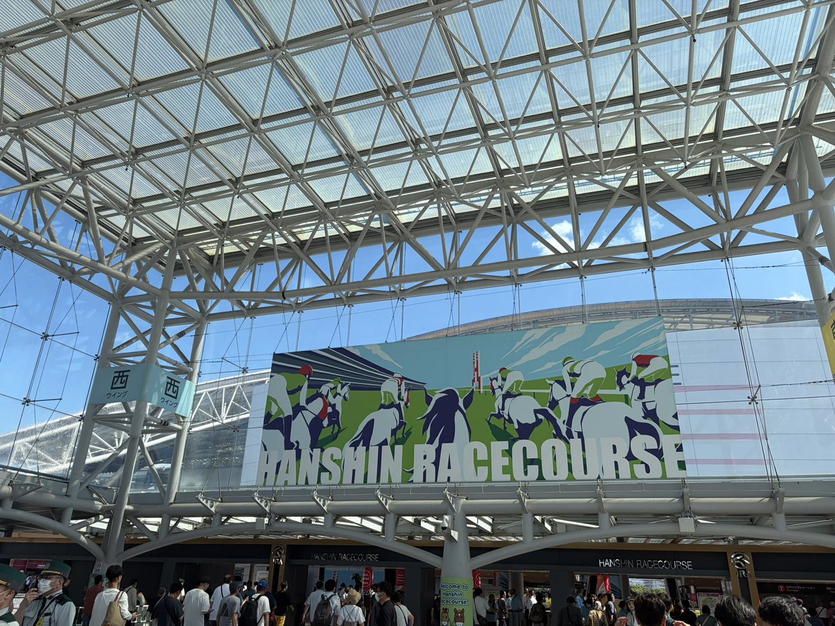 3Shawks's tweet photo. 今日は友達と阪神競馬場に行ってきた！！
馬券は当たりませんでした∩^ω^∩
でも開催最終日で馬場解放があったから行ってみた！
色々凄すぎて楽しかった^^ https://t.co/rEytzB4kXw