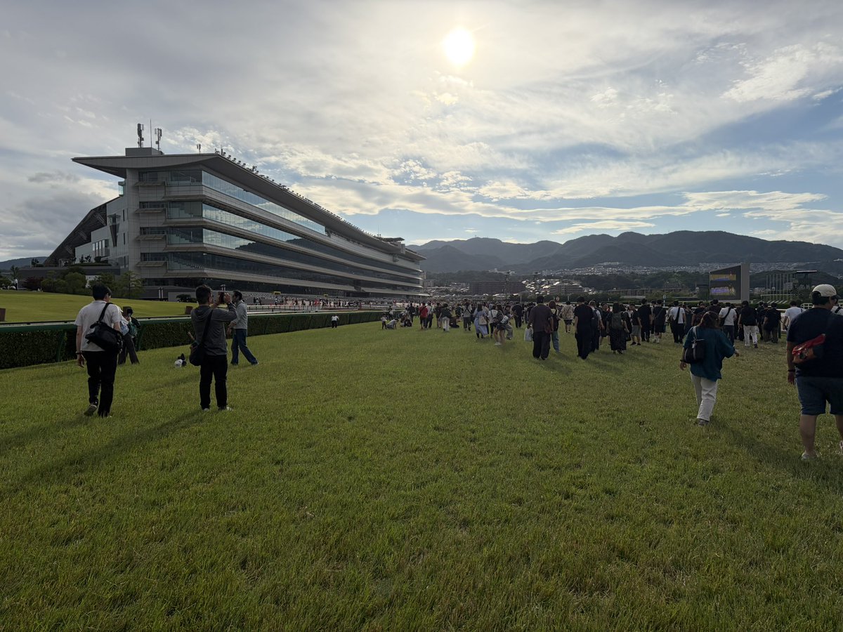 3Shawks's tweet photo. 今日は友達と阪神競馬場に行ってきた！！
馬券は当たりませんでした∩^ω^∩
でも開催最終日で馬場解放があったから行ってみた！
色々凄すぎて楽しかった^^ https://t.co/rEytzB4kXw