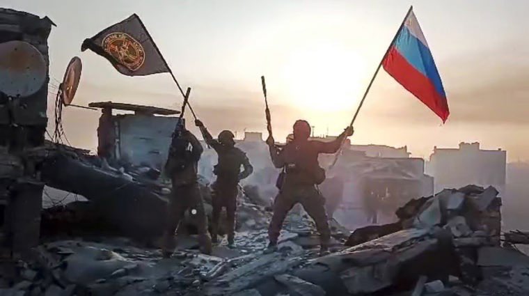 camille_moscow's tweet photo. 🇷🇺⚔️🇺🇦 L’ARMÉE RUSSE PREND LE CENTRE HISTORIQUE DE KOSTIANTYNIVKA ET RESSERRE LA TENAILLE SUR LYMAN : KRAMATORSK N’EST PLUS QU’À 12 KM

La propagande occidentale sur une « Ukraine en train de gagner » explose face à la réalité du terrain dans le Donbass.

Les forces russes ont sécurisé le centre historique de Kostiantynivka. Plus de 60 % de la ville est désormais sous contrôle russe. Les Ukrainiens se sont retirés en catastrophe des districts est après la coupure de leurs axes logistiques au nord (Novoselivka, Chervonyi). Les combats se déplacent vers l’usine chimique et les quartiers Nahalivka-Novoselivka.

À Krasnyi Lyman, les unités russes ont infiltré les districts centraux, nord-ouest et sud-est. Une grande partie de la ville est devenue zone grise, avec des groupes d’assaut hissant le drapeau russe à plusieurs points stratégiques. La tenaille se referme autour du nœud ferroviaire.

Après la libération de Yurkovka (avancée de plus de 4 km au sud-ouest du canal Seversky Donets-Donbass), l’armée russe n’est plus qu’à une douzaine de kilomètres des faubourgs de Kramatorsk et approche Druzhkovka à environ 10 km.

Le verrou sud de l’agglomération Sloviansk-Kramatorsk saute. La ligne de front ukrainienne craque pendant que Bruxelles et la presse mainstream persiste à dire que la Russie perd la guerre.