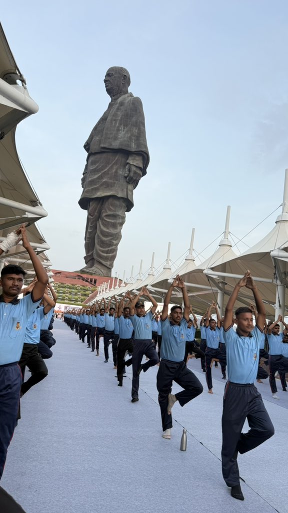 lt_ukti's tweet photo. Cadets of 20 Gujarat Battalion NCC celebrated International Day of Yoga at the majestic Statue of Unity, promoting fitness, wellness, and discipline.
#InternationalYogaDay #NCC @CMOGuj #20GujBnNCC #StatueOfUnity #YogaForOneEarthOneHea✨@NCC_Dte_Gujarat @HQ_DG_NCC @DefencePRO_Guj https://t.co/eorphkVuWP
