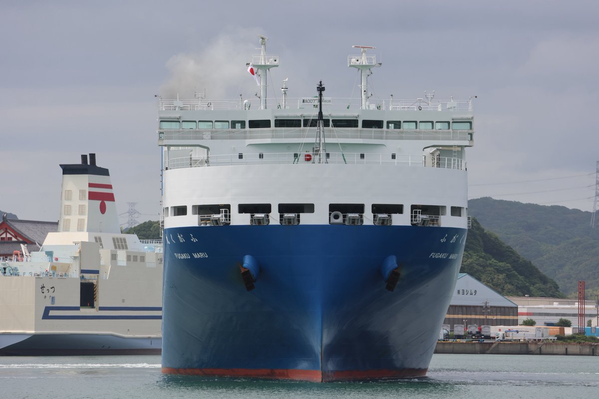 setoyuki_7's tweet photo. フジトランス　ふがく丸
前回見たのが2024年の引き渡し直後関門海峡を東航して行った時だったので2年ぶりのふがく丸でした
珍しく新門司に入港して荷役していたので新門司でしか撮影できない阪九フェリーと一緒に撮影できたので良かった https://t.co/JB9ZLaHcw7