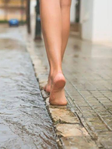 Canudrawme1's tweet photo. Growing up isn't about outrunning the storms—it's learning to dance in the rain you can't avoid, one small brave step at a time. https://t.co/PBw7nkJ004