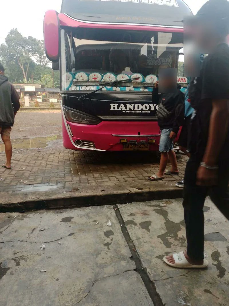 MediaKonsumenID's tweet photo. Seorang penumpang membeli tiket resmi PO Handoyo rute Palembang–Yogyakarta via RedBus dengan jadwal keberangkatan 4 Juni 2026 pukul 13.00 WIB. Namun ia baru diberangkatkan 10 jam kemudian pada pukul 23.00 WIB, dengan bus pengganti yang rutenya ke Surabaya, bukan Yogyakarta. 

Di tengah perjalanan, ia diturunkan di Brebes dan dioper ke armada lain. Tanpa kompensasi makanan maupun minuman selama penantian, ia baru tiba di Yogyakarta pada 6 Juni 2026 pukul 05.00 pagi, terlambat 24 jam penuh dari jadwal semula. 🚌