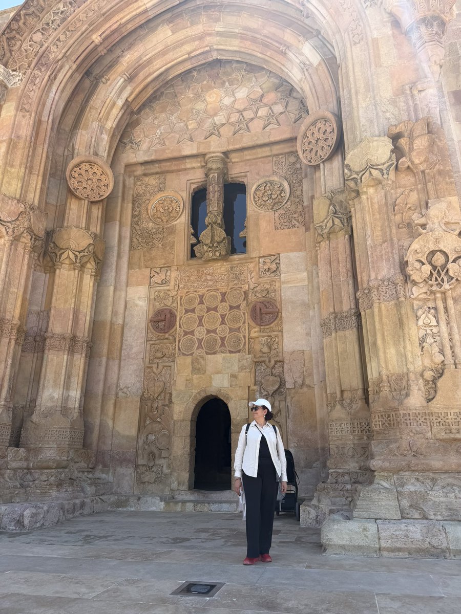 senaycmn's tweet photo. Anadolu’nun şaheseri Divriği Ulu Cami’yi restorasyondan sonra ziyaret ediyorum bugün. Ancak burada hediyelik eşya dükkanı sahibi bir beyefendi cellali ve hamasi, bağrış çağrış bir çeşit rehberlik yapıyor. Herkes şikayet ediyormuş. 
@BolgeSivas ilgilenmenizi rica edeceğim. https://t.co/3I7B6bAOtS