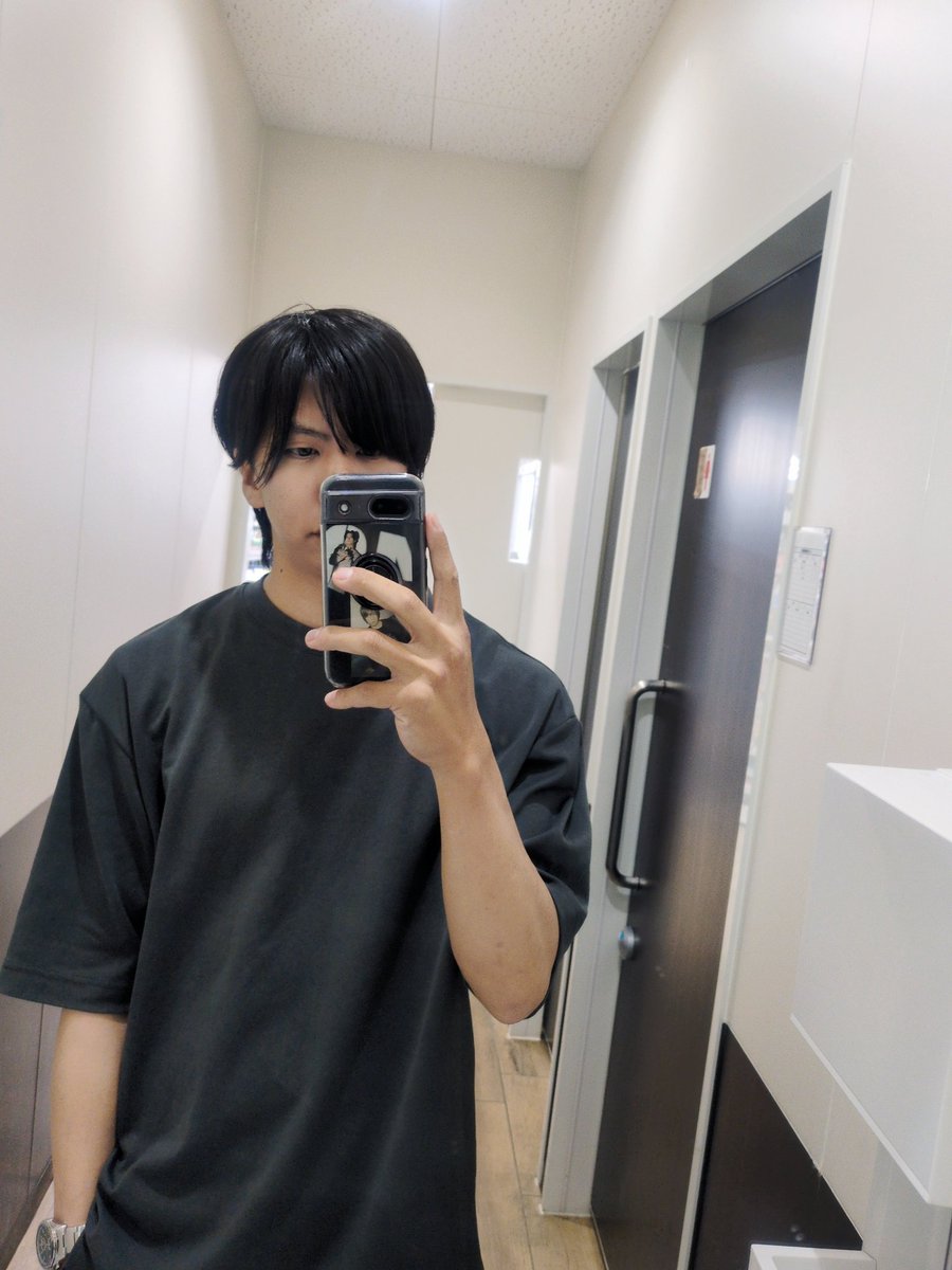 kf1140's tweet photo. 地域活性化？の集まりがあるから流石にユニクロのドシンプルなTシャツ、これの着心地好きだから割とよく着る🙆✨
けど肩幅と胸囲に合わせて少し大きめに着てるからガタイでかく見えるのは嫌や(´；ω；｀) https://t.co/YSSvjpelXw