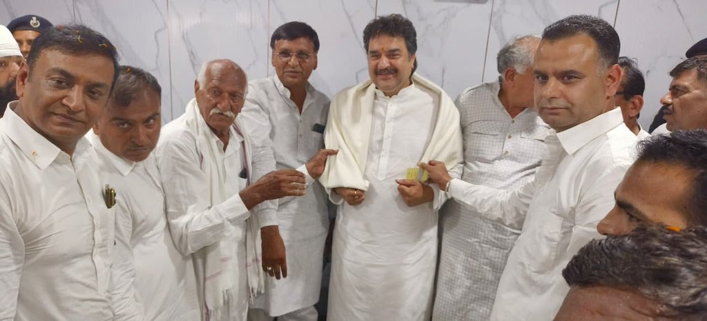 bishnoikuldeep's tweet photo. 1.  “मैंने हमेशा माना है कि नेता की असली ताकत उसके पद में नहीं, उसके कार्यकर्ताओं के विश्वास में होती है।

कुछ लोग कहते हैं कि राजनीति में दोस्त नहीं होते। मैं कहता हूँ कि उन्हें हमारे कार्यकर्ताओं से मिलना चाहिए।”🙏🏻

आज सिरसा की जाट धर्मशाला में कार्यकर्ताओं द्वारा आयोजित जलपान कार्यक्रम के निमंत्रण पर पहुंचकर अपने पारिवारिक साथियों, शुभचिंतकों और क्षेत्रवासियों से आत्मीय मुलाकात का सौभाग्य मिला।
यह केवल एक साधारण जलपान कार्यक्रम नहीं था, बल्कि सिरसा जिले के हजारों साथियों का उमड़ा स्नेह, अपनापन और विश्वास मेरे लिए अत्यंत भावुक कर देने वाला क्षण बन गया। मात्र एक जलपान कार्यक्रम में इतनी भारी संख्या में कार्यकर्ताओं, समर्थकों और शुभचिंतकों की गरिमामयी उपस्थिति ने एक बार फिर यह सिद्ध कर दिया कि युगपुरुष स्वर्गीय चौधरी भजनलाल जी के प्रति जनमानस के हृदय में आज भी अपार श्रद्धा, सम्मान और प्रेम उसी प्रकार विद्यमान है।
आप सभी का मेरे प्रति जो स्नेह, लगाव और अटूट समर्थन आज भी कायम है, वह मेरे लिए केवल सम्मान की बात नहीं, बल्कि ऊर्जा, प्रेरणा और जिम्मेदारी—तीनों का सबसे बड़ा स्रोत है। 
मैं सिरसा जिले के अपने सभी पारिवारिक साथियों, कार्यकर्ताओं और शुभचिंतकों का हृदय की गहराइयों से आभार व्यक्त करता हूं। आपका यह प्रेम, विश्वास और आशीर्वाद ही मेरी सबसे बड़ी ताकत है और हमेशा रहेगा।
मैं जाट सभा सिरसा के सभी पदाधिकारियों का भी विशेष रूप से आभारी हूं, जिन्होंने शाल ओढ़ाकर मुझे सम्मानित किया। यह सम्मान मैं व्यक्तिगत रूप से नहीं, बल्कि आप सभी के स्नेह, विश्वास और हमारे आपसी भाईचारे की मजबूती का सम्मान मानता हूं।आज स्वर्गीय ताऊ देवी लाल जी जैसे महान शख्सियत की प्रतिमा पर पुष्पांजलि अर्पित करते हुए अति गौरवित महसूस कर रहा था।