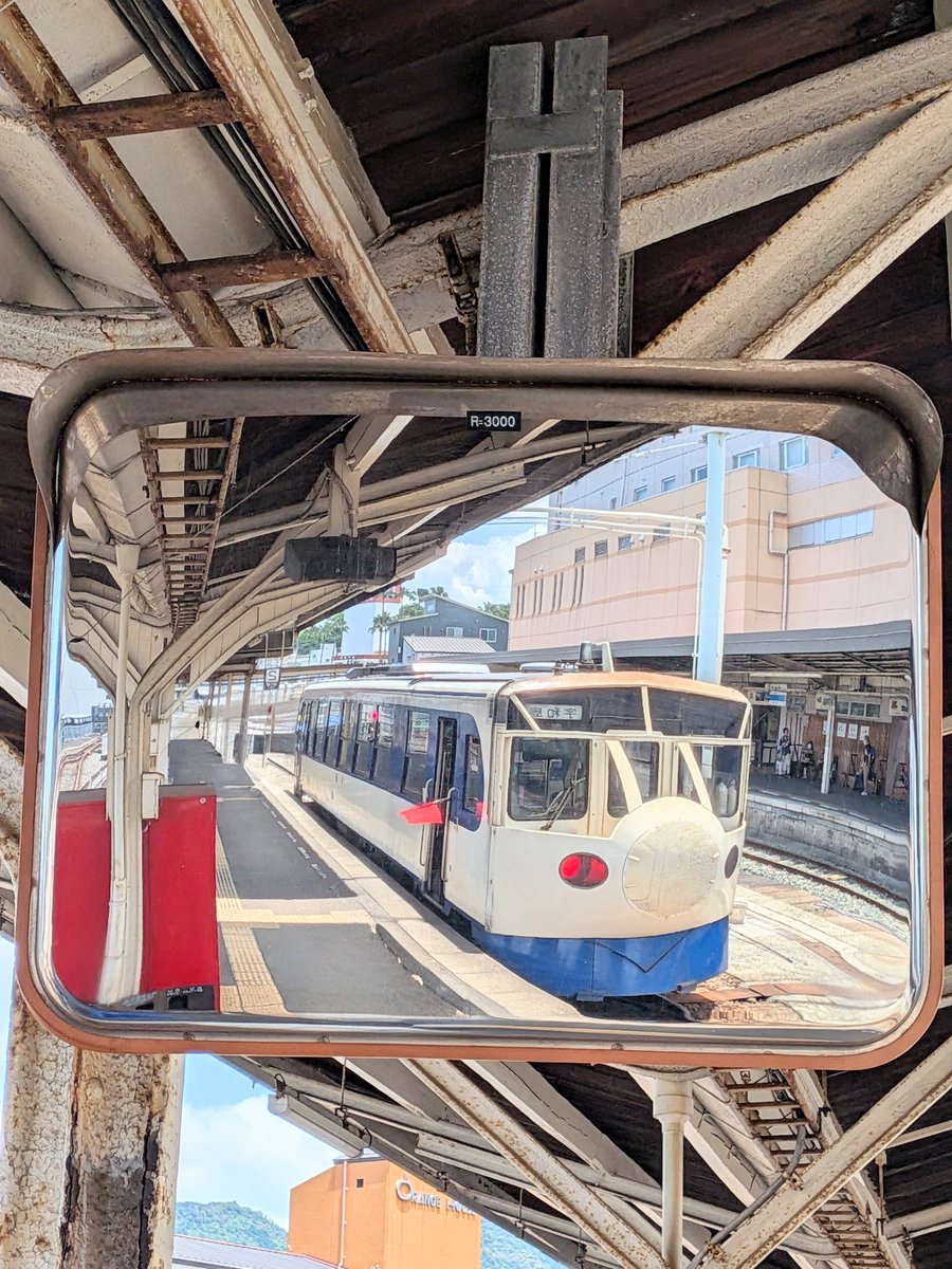 KUROSAN8's tweet photo. 5/25(月)　アンパンマン列車仕様の特急宇和島で宇和島駅に着いた直後、隣のホームにゼロ系新幹線を模した鉄道ホビートレインが入線(後ろ向きだったけど 😅)
次の乗り継ぎまで時間があったので見学タイムを取りました (^^)

#鉄道ホビートレイン　#宇和島駅 https://t.co/zyhQWAyRhI