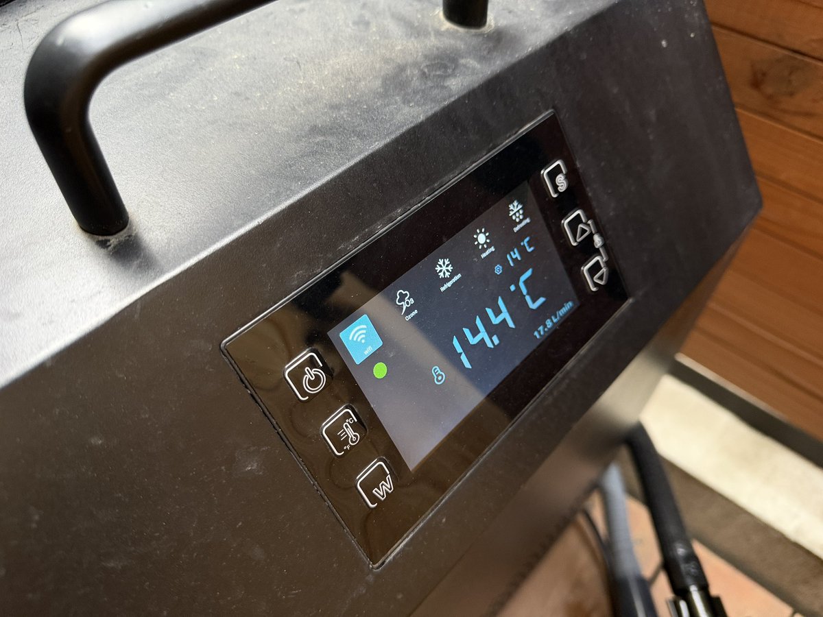 sauna_info's tweet photo. 正直、水風呂は1つで十分だと思っていました。

でも自宅サウナに

14.4℃のチラー水風呂
25℃前後の常温水風呂

を並べてから考えが変わりました。

最近は

サウナ
↓
14℃
↓
25℃
↓
外気浴

の冷冷交代浴にハマっています。
想像以上に気持ちいい。

サウナーの皆さんは、
冷冷交代浴やりますか？ https://t.co/Ulh0Kd7KNq