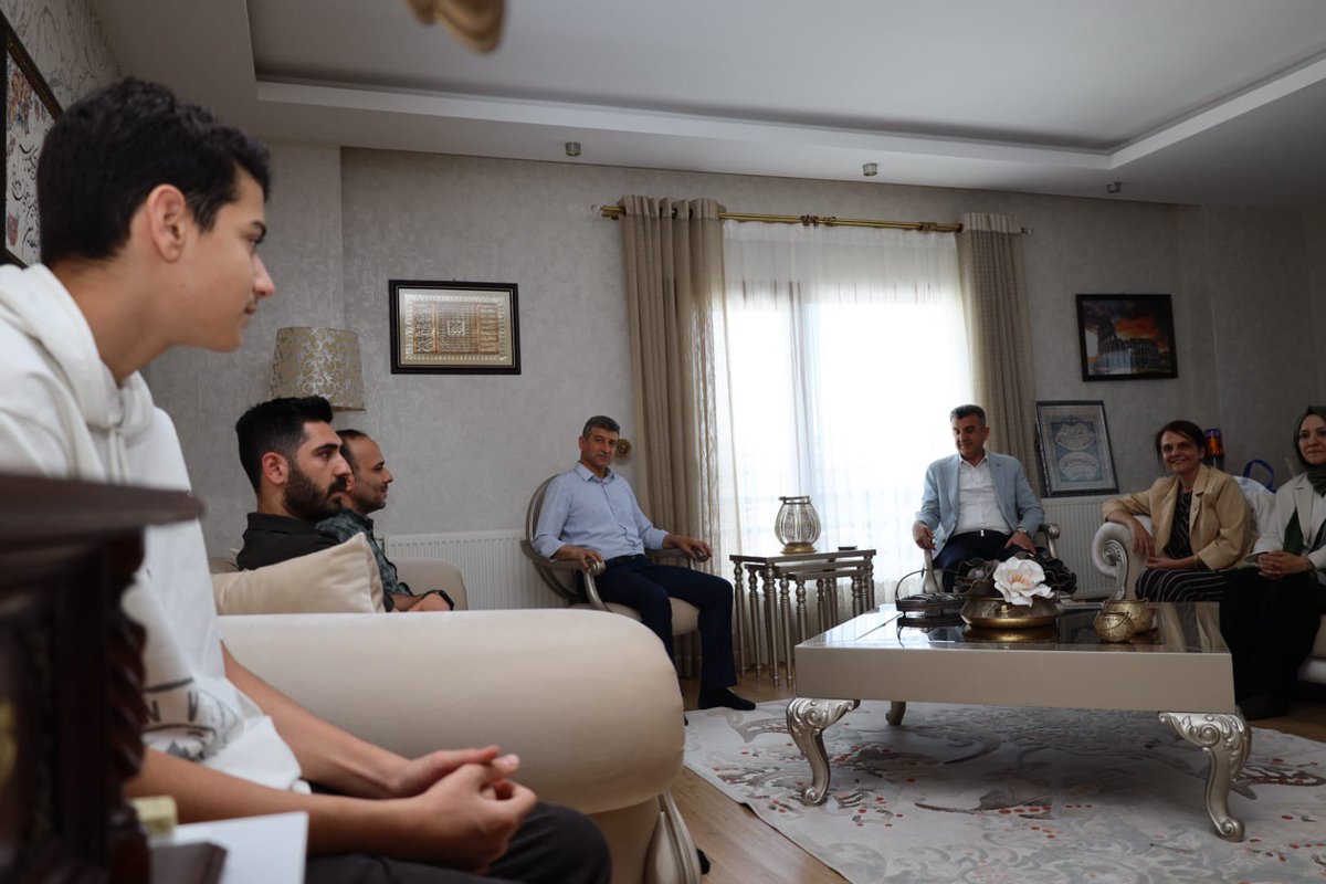 milhamigunbegi's tweet photo. Babalar Gününüz Kutlu Olsun.

İl Kadın Kolları Başkanımız @ZehraAy063 ve İl Gençlik Kollarımızla birlikte Babalar Günü dolayısıyla Emekli Öğretmen Ali İhsan Tut'u ziyaret ettik, gününü kutladık, hal-hatır sorduk gönülden muhabbetine ortak olduk. 

#BabalarGünü
@RTErdogan @Akparti @abuyukgumus @MahinurOzdemir  @acarfaruka @drbetulsayan @Hayati_Yazici @hakanaksu058 @farukaytek