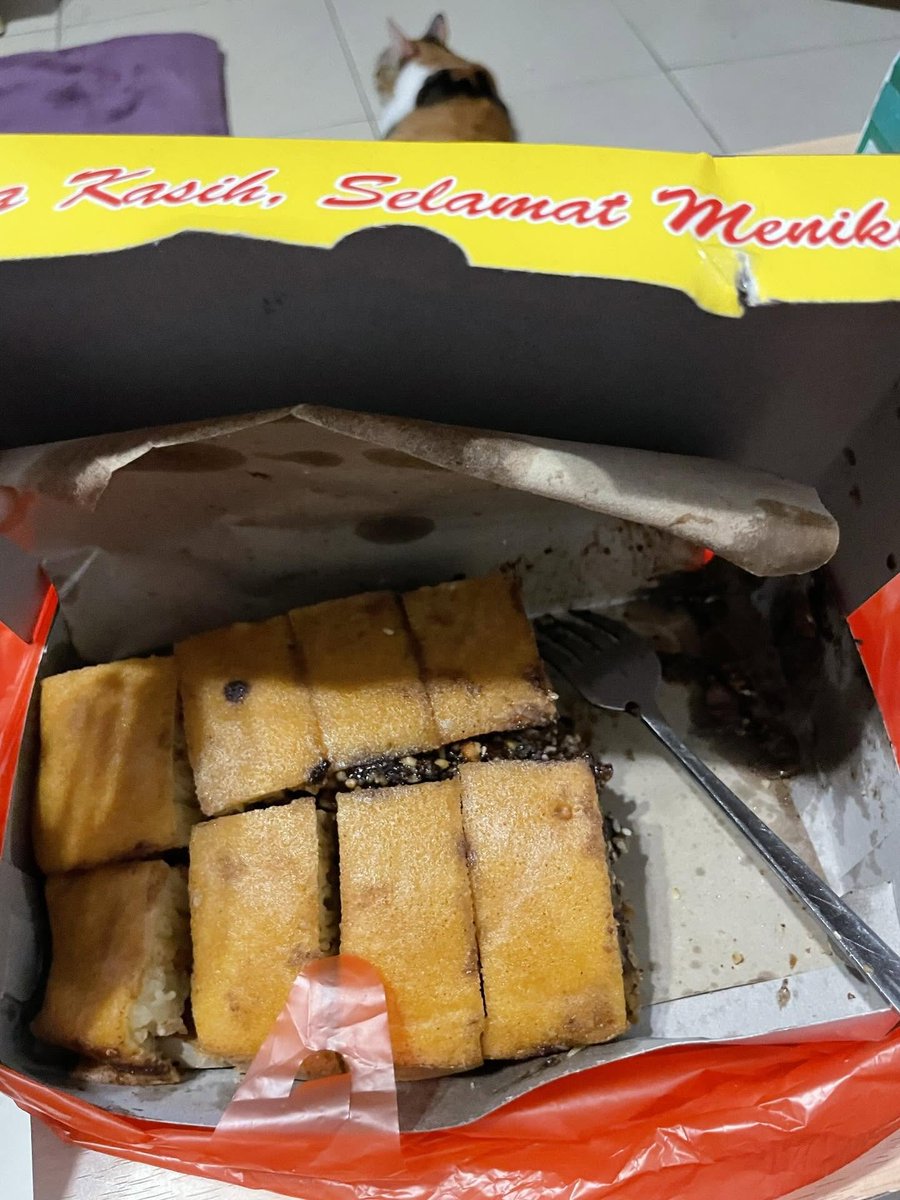 keluhkesahkonoh's tweet photo. Kocak banget tadi di warung martabak, kang parkirnya nebalikin kursi kayak foto ini wkwkwkk. Warung martabak ini emang rame terus, tapi yang bikin males itu ada kang parkirnya. Nah gue tadi ke situ jam 12 malem jalan kaki. 

Kondisinya masih rame, tapi mostly yg beli mas-mas & abang-abang. Ini tukang parkir lagi duduk aja di kursi merah itu, dan agak jauh duduknya, sekitar 4 meter dari orang-orang parkir motor. Ga lama, para pembeli cabut tuh, tapi ga ngasih ke kang parkir ini.

Ya jelas ga ngasih, dia cuma duduk doang diem, cuma ngeliatin doang 🤣 Awalnya gue duduk deket motor parkir, cuma karena lagi mual, gue berdiri di depan etalase abang martabaknya. Ga lama, antrian sebelum gue selesai dan cabut. 

Juga ga ngasih duit parkir 🤣 Ngakak banget tiba-tiba tukang parkirnya dari duduk, berdiri terus ngebalikin kursinya kayak ngelempar gitu 🤣🤣🤣 Gue mau ngakak banget asliiii 🤣 Ini dia ngejauh gitu, makanya gue fotoin. Terus kang parkirnya balik lagi kayak foto awal 🤣

Terus pesanan gue selesai, gue bilang makasih, langsung balik badan. Eh kang parkirnya udah siaga banget berdiri di deket motor WKWKWKWKWK Zonknya, itu motor pelanggan lain, gue mah pesen ojol 🤣🤣🤣🤣 Asliiii ngakak banget yaa Allah 🤣🤣

Martabaknya enak banget sihhh, makanya rame. Tadinya mau beli yg telor buat dimakan sama nasi, tapi udah abis. Daripada sia-sia udah jauh-jauh jalan, akhirnya beli KCW. Beneran kan kemakan pas bola 

Ih belum lama ini juga kejadian di Alfa Midi. Aku kan lagi ngelaundry coin. Dari tempat laundry ke alfa midi sekitar 200 meter lah. Sambil nunggu cucian, aku jalan kaki ke alfa. Jelas-jelas depan alfa ada tulisan Parkir Gratis. Abis jajan di alfa, ku jajan kebab di depannya. 

Lah kang parkirnya ngikutin dan nungguin di depan tempat kebab. Kayaknya dia ngira gue parkirnya di deket tempat kebab 🤣 Kelar transaksi, ya gue jalan kaki lagi ke arah tempat laundry WKWKWKWK.

cc:threadrayenisme