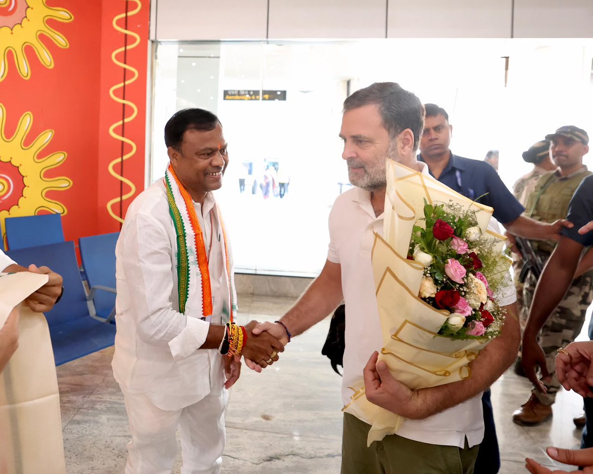 INCIndia's tweet photo. नेता विपक्ष श्री @RahulGandhi का रायपुर हवाई अड्डे पर कांग्रेस के वरिष्ठ नेताओं ने स्वागत किया।

📍 छत्तीसगढ़ https://t.co/99Iz0vPDO3