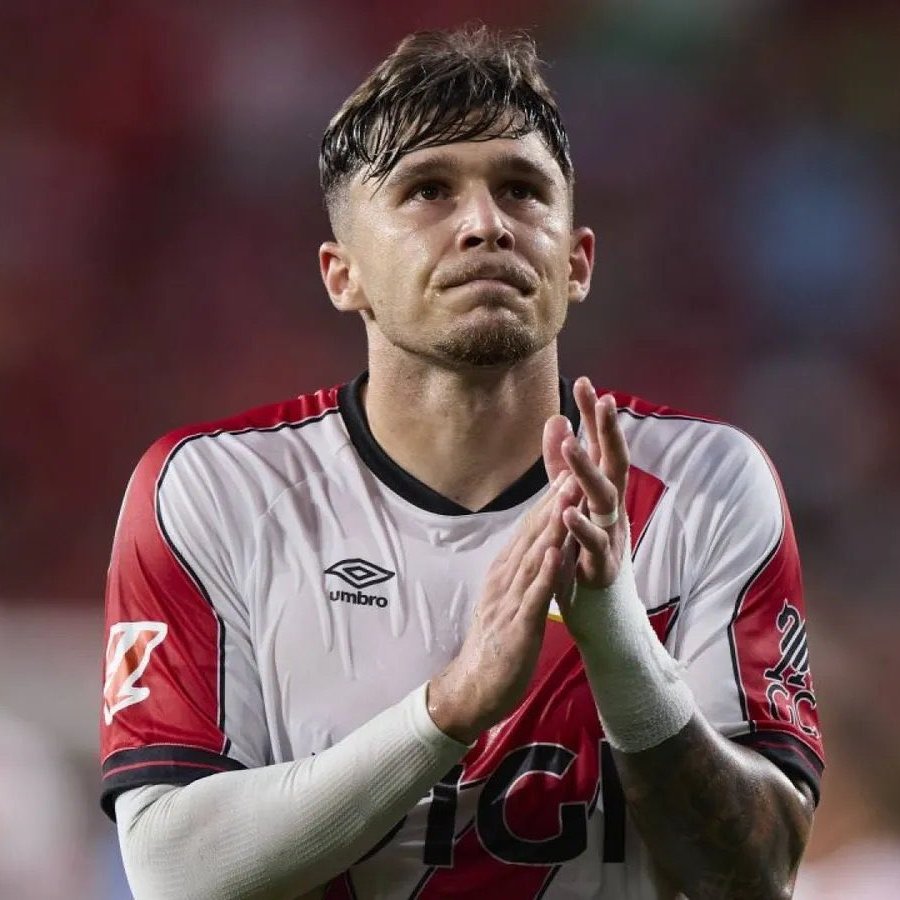 TheMatchdayHQ's tweet photo. 🚨🚨 | 𝐁𝐑𝐄𝐀𝐊𝐈𝐍𝐆: Liverpool are showing strong INTEREST in Rayo Vallecano's 28-year-old defender Andrei Ratiu.

The Romanian defender reportedly has a €25M release clause in his current contract.

[@TEAMtalk] https://t.co/6GiJvRQBBn