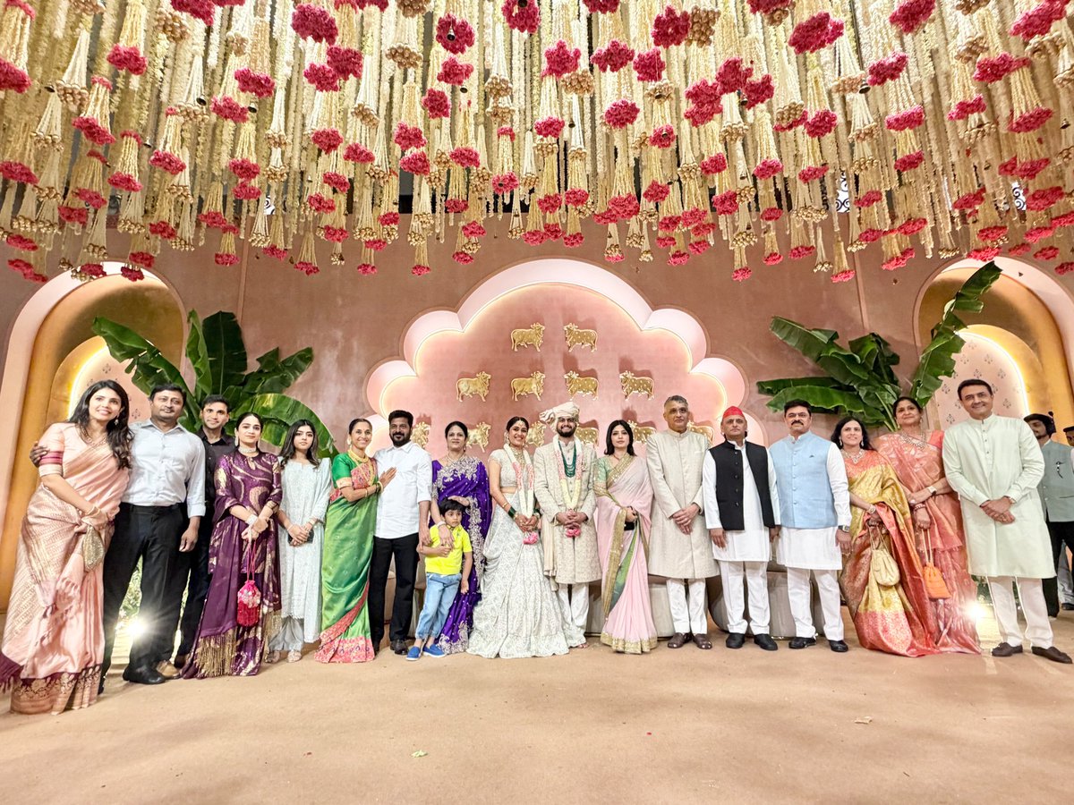 yadavakhilesh's tweet photo. माननीय पवार जी के परिवार के वैवाहिक -समारोह में।

#मुबंई https://t.co/KNcV7kwWDn