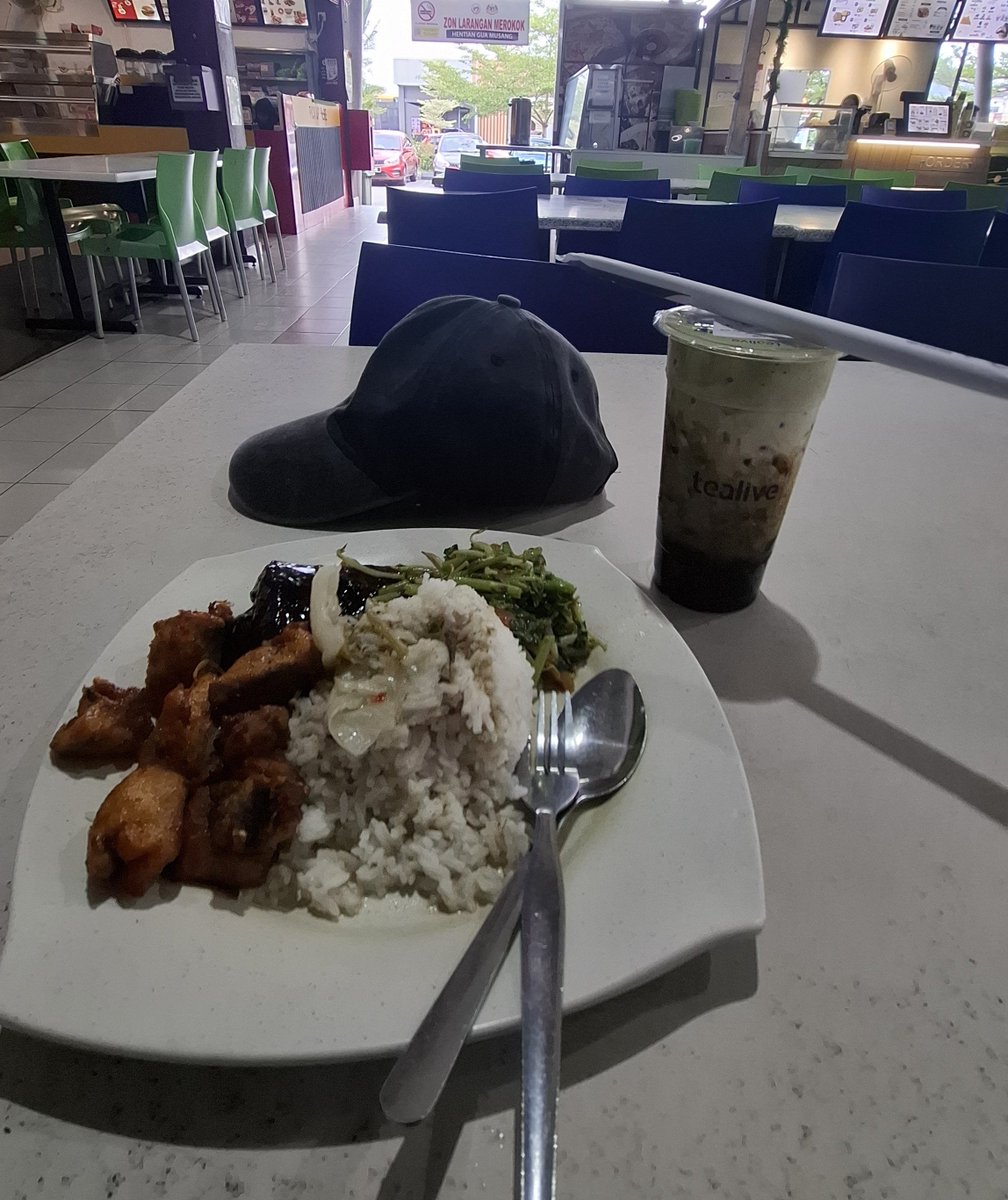 bean_crop's tweet photo. 1st and last pit stop, my back hurts and I just want to go home and sleep 
＿|￣|●" https://t.co/spO1oRsLOr