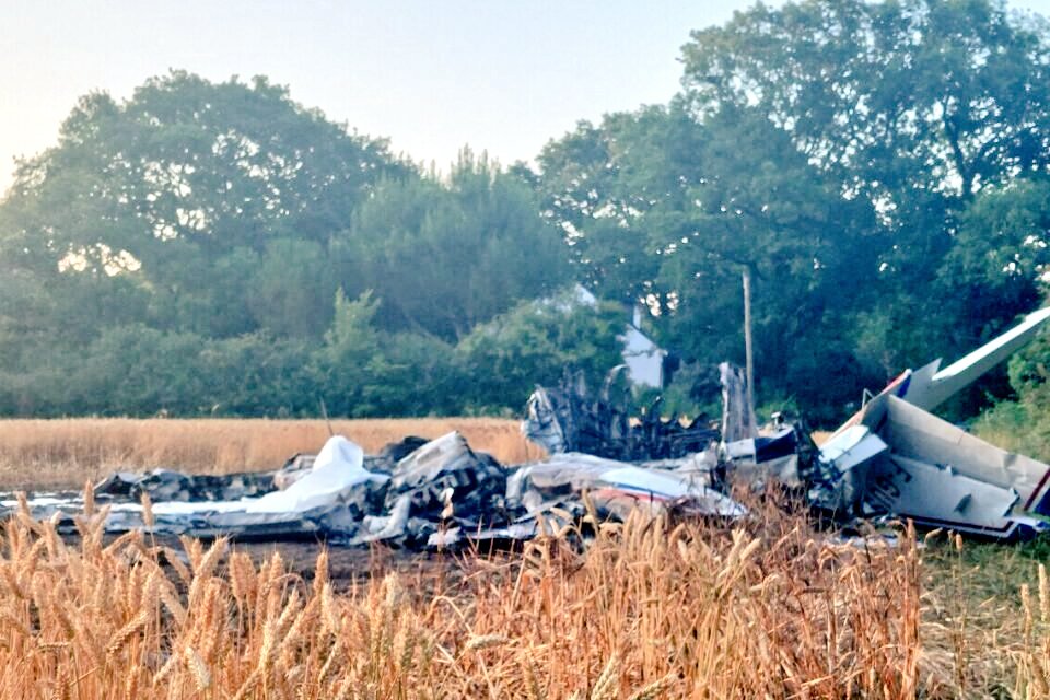 ivancp25's tweet photo. #AccidenteAéreo mortal de un #Cessna421B #GoldenEagle (F-GUST) en aproximación a #LaBaule Escoublac (LBY/LFRE) en #LaBosse #LoireAtlantique #Francia 🇫🇷. 2 ocupantes muertos. Claude Guillemot (69), cofundador de #Ubisoft. Se estrellaron a 30 seg de aterrizar. 2 muertos. 19-06-26 https://t.co/lSczCSirTr