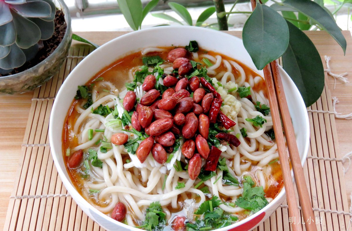 uucyc____'s tweet photo. Just had the best late-night snack in my college dorm—warm instant noodles with a runny egg and a dash of chili oil. Game. Changer. ， https://t.co/wc93JvrCpk
