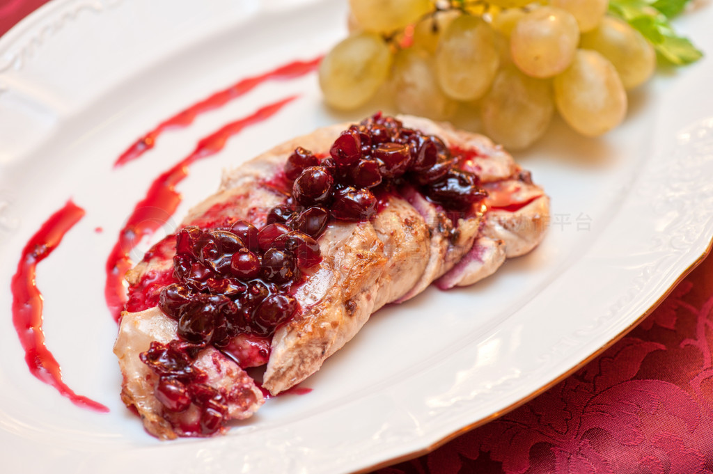 XEbiiiie's tweet photo. Festive Turkey Dinner Alert! Juicy roast turkey, cranberry sauce, and spiced pumpkin pie—your perfect Christmas Eve treat is here! https://t.co/ADXUGJpnCJ