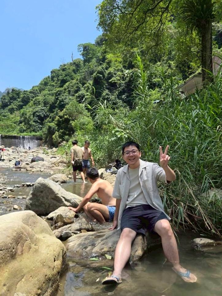 a6600660's tweet photo. 北埔冷泉，溪水很冰。
有年輕小爸爸帶著兩個孩子在玩水，真香❤️ https://t.co/2E48rGdwLO