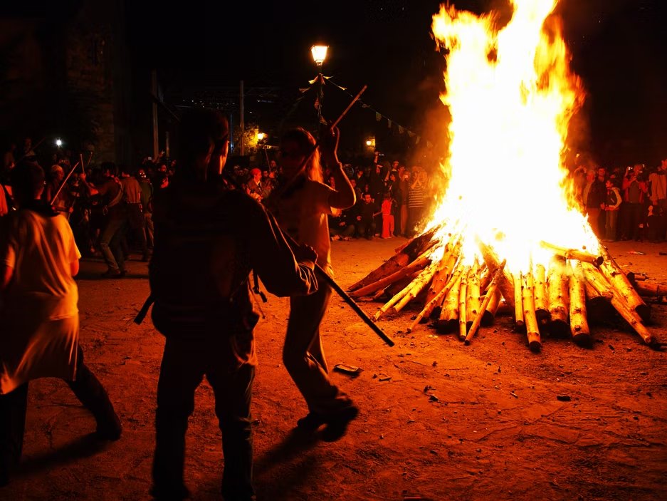 Som_PPCC's tweet photo. Quan arriba el solstici d'estiu, moltes valls del Pirineu català s'il·luminen amb una de les tradicions més úniques dels Països Catalans: les falles. 

Som cultura del foc!
Som Països Catalans! https://t.co/V62vMWPa1E